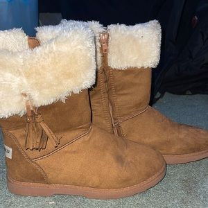 Makalu fuzzy boots